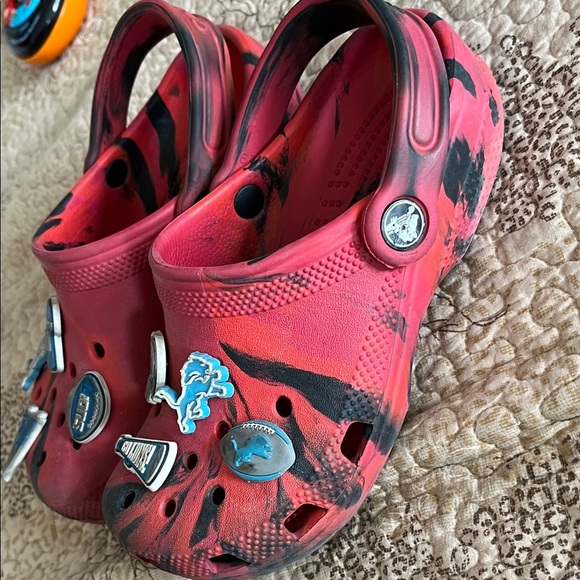 CROCS Kids Red and Black Detroit Lions Sandals with Sports Charms size J1 - Picture 6 of 8